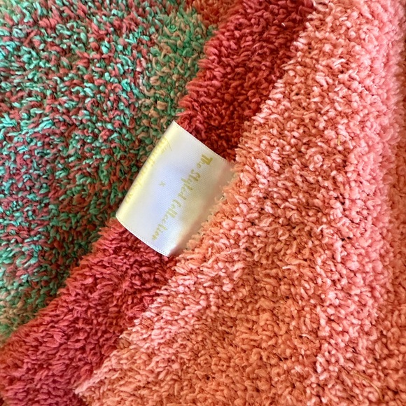 Madi Nelson x The Styled Collection kids strawberry blanket - Picture 4 of 4